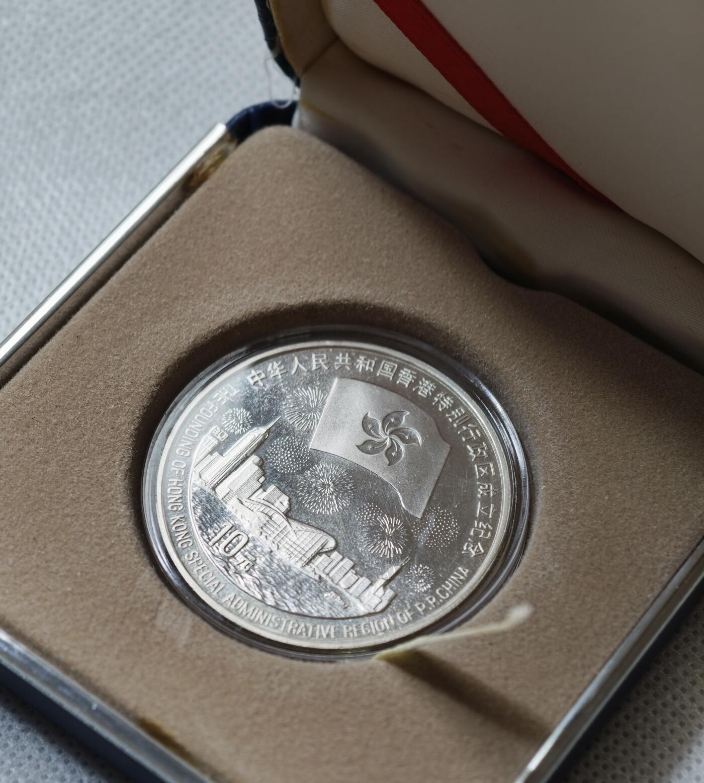 甄臻铺-世界币章拍卖（第55期），3月28日甄品场（直播拍卖）拍品征集中，送拍享返佣金等优惠多多 1997年香港回归第三组10元银币，原盒装，证书丢失