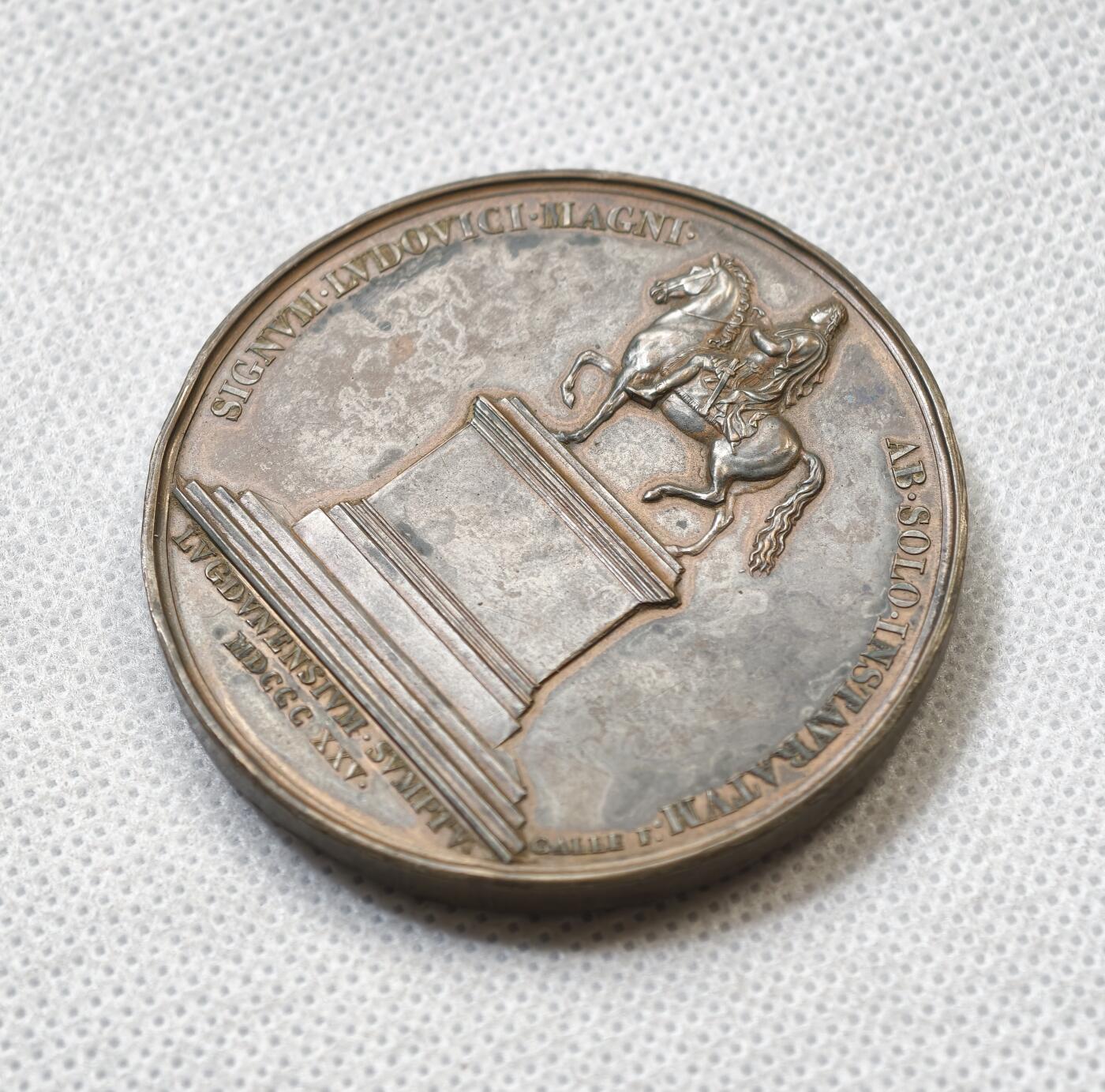 甄臻铺-世界币章拍卖（第55期），3月28日甄品场（直播拍卖）拍品征集中，送拍享返佣金等优惠多多 法国路易十四骑马雕像纪念铜章（北京保利拍卖拍得）