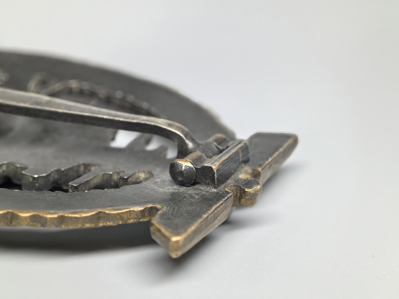 小驴勋章奖章收藏3月21日周六晚六点拍卖（珍爱和平，收藏战争，铭记历史，勿忘国耻，忠党爱国。有偿代拍，送拍规则在简介最后，参拍须阅读规则后再参拍，关系到运费包装发货时效真假辨别等关键信息，拍卖时不再发原图，看大图店主微信码在拍卖店铺介绍里） 得三海军公海舰队奖章，早期tombak铜质镀银镀金，标准施未林Adolf Bock/Schwerin第1版，背打Fec.Adolf Bock/Ausf.Schwerin.Berlin厂标，轻微佩戴好品