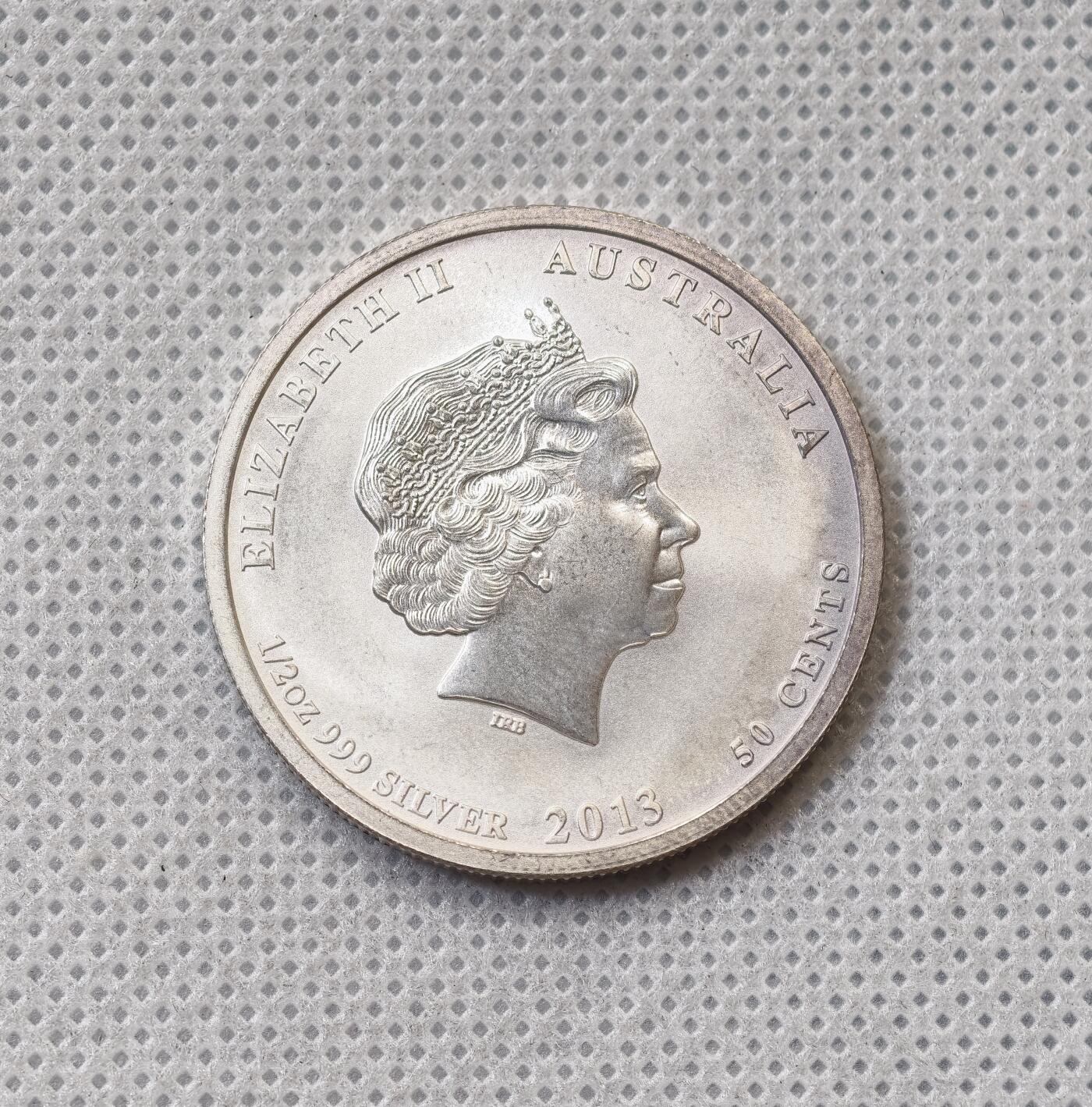 甄臻铺-世界币章拍卖（第55期），3月28日甄品场（直播拍卖）拍品征集中，送拍享返佣金等优惠多多 2013年澳大利亚50分银币，纪念二战澳裔美军士兵