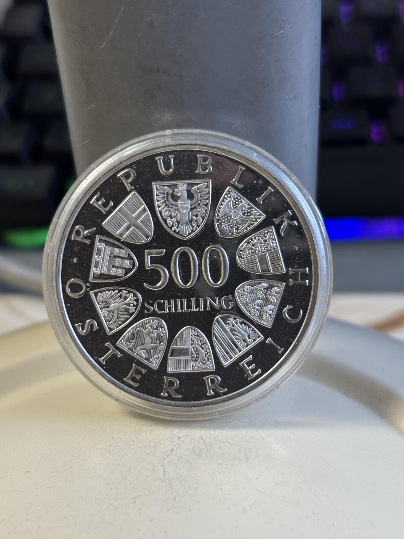 第194期拍卖 奥地利1985年40年和平纪念银币，24克，925银，塑料盒有瑕疵