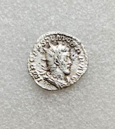 瓶子🏺第233期拍卖会 - 波斯图穆斯安东尼安银币相对少见的一期版属于最早一版  高卢帝国（Gallic Empire）创立者波斯图穆斯（Marcus Cassianus Latinius Postumus，公元260–269年）的安东尼安银币（Antoninianus），且属于最早一期版
