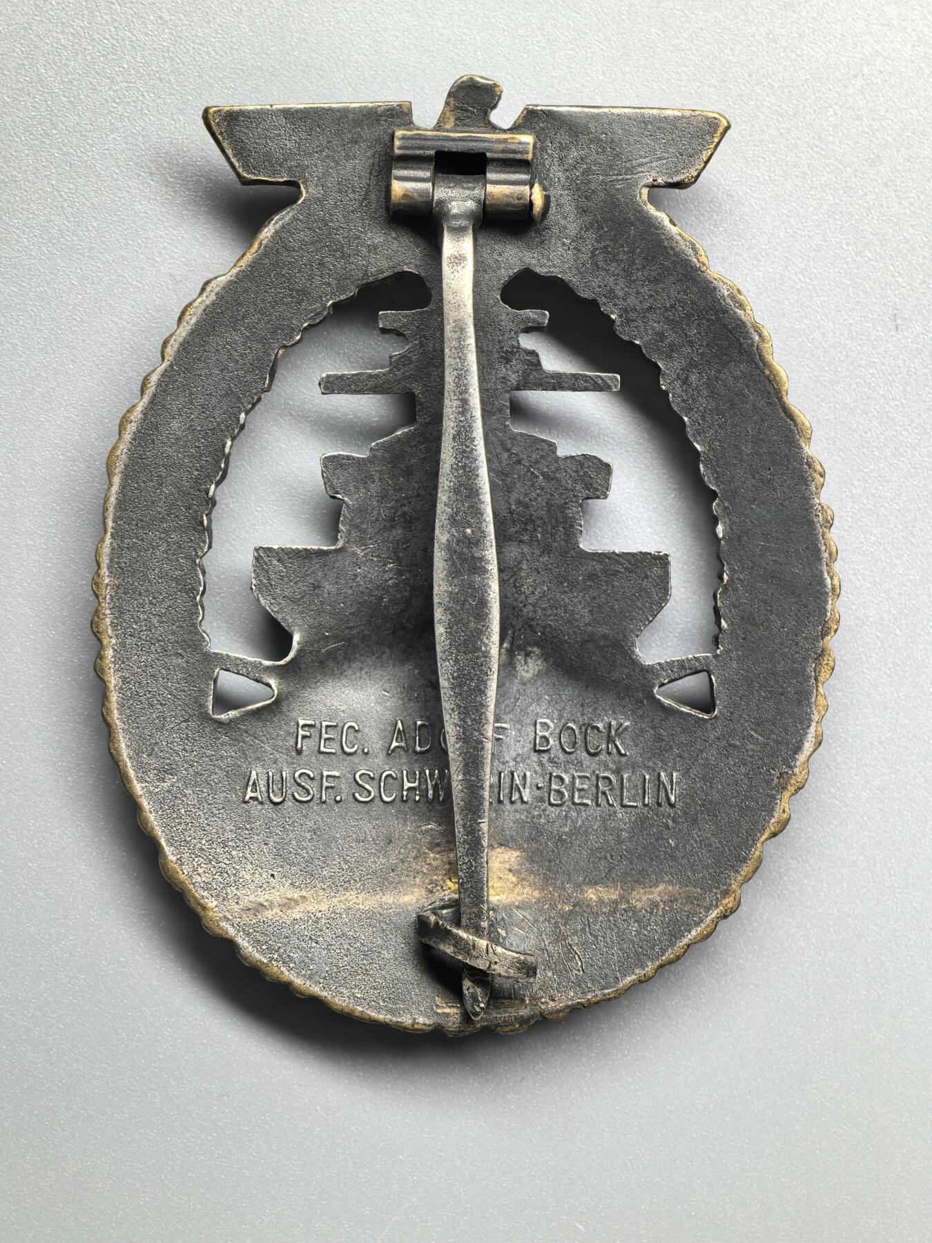 小驴勋章奖章收藏3月21日周六晚六点拍卖（珍爱和平，收藏战争，铭记历史，勿忘国耻，忠党爱国。有偿代拍，送拍规则在简介最后，参拍须阅读规则后再参拍，关系到运费包装发货时效真假辨别等关键信息，拍卖时不再发原图，看大图店主微信码在拍卖店铺介绍里） 得三海军公海舰队奖章，早期tombak铜质镀银镀金，标准施未林Adolf Bock/Schwerin第1版，背打Fec.Adolf Bock/Ausf.Schwerin.Berlin厂标，轻微佩戴好品