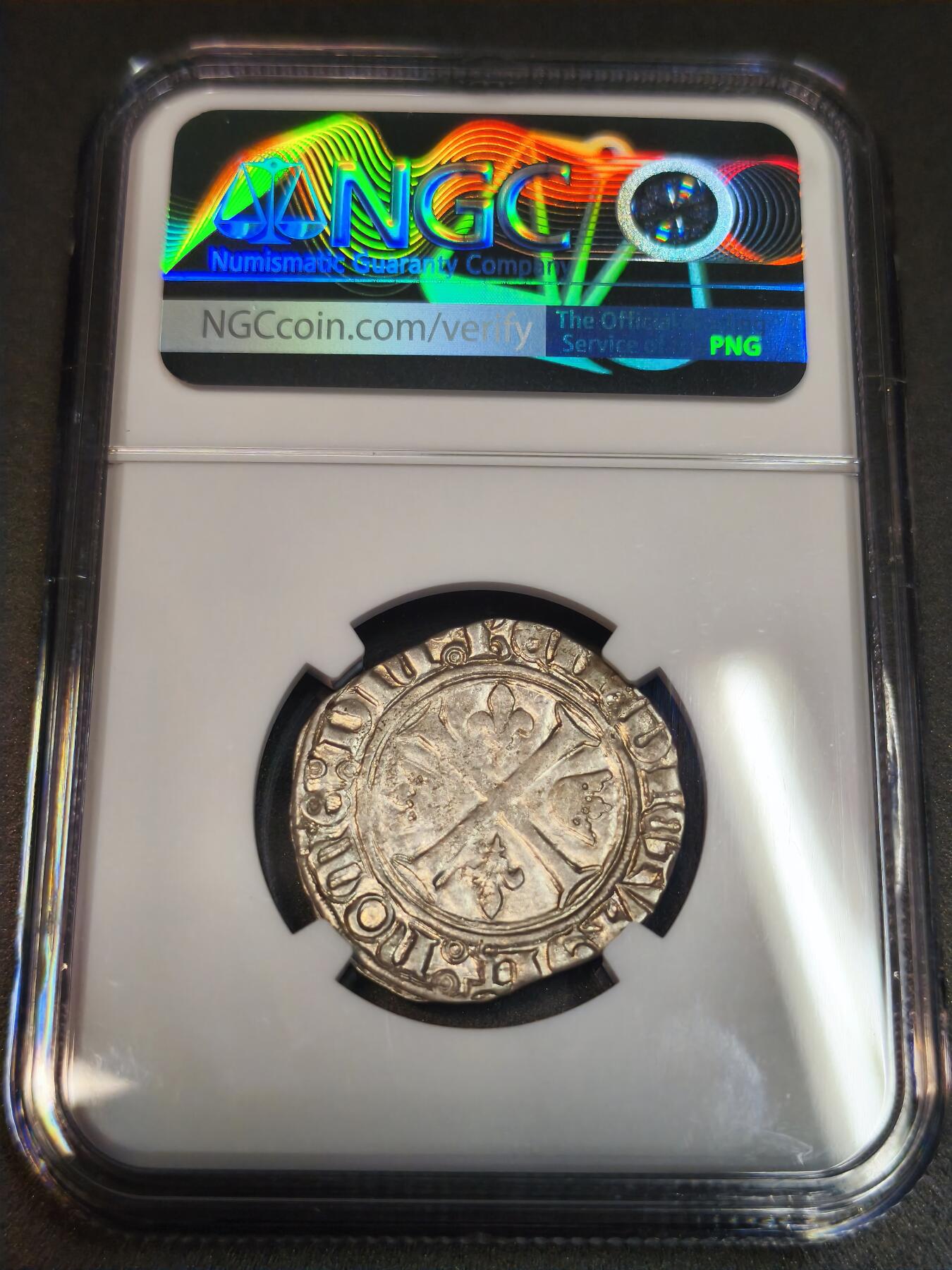 国内外机制币银元拍场 小精品场 NGC AU58 中世纪特殊标签 法国查理六世 Blanc银币 1380-1422年“疯王”查理时期 中世纪法国王权活化石 1380-1422年法国查理六世时期 正是圣女贞德活跃的百年战争时代 这枚银币是中世纪法国王权与动荡时局的直接见证 历史价值无可替代 正面鸢尾花盾徽 背面十字宗教铭文 