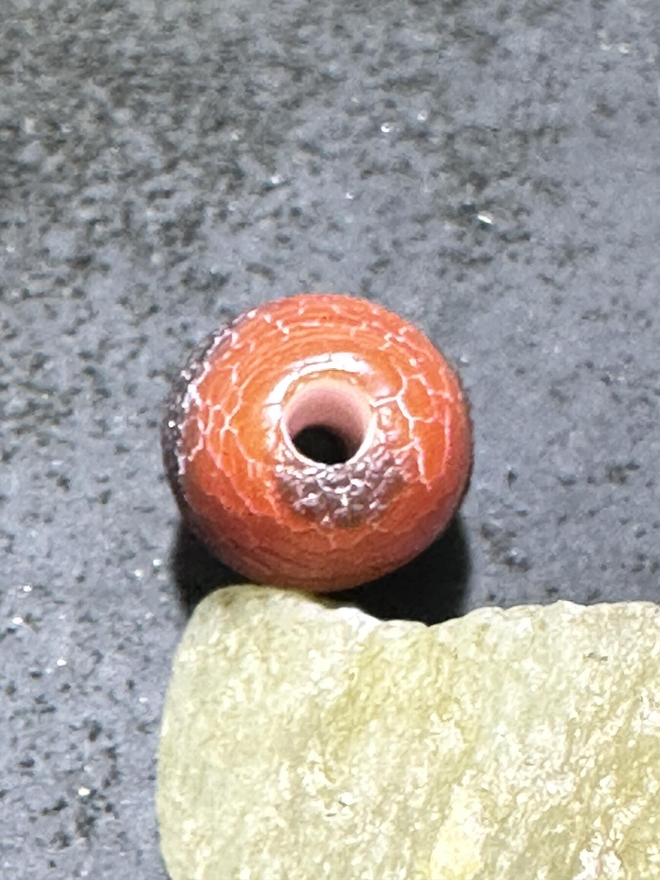 高玉化龙鳞风化纹缠丝玛瑙随形桶珠一颗，