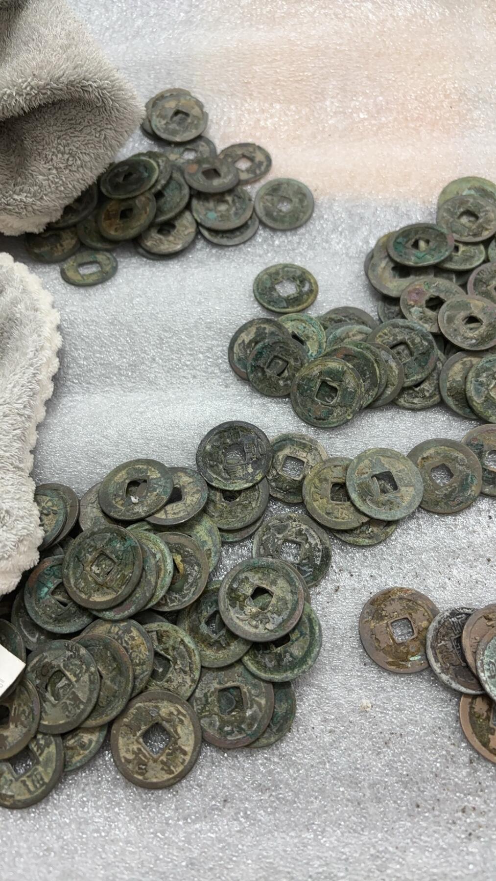 文馨钱币收藏第 297 场，银币，古钱币，铜元场，长期接代拍业务 以下到 380号都是宋筒子开出来的钱，一手货源，原汁原味。 宣和通宝折二篆书，短宝，直径 28.7×1.2mm