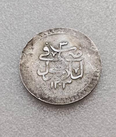 瓶子🏺第233期拍卖会 - 奥斯曼帝国（Ottoman Empire）塞利姆三世 (Selim III)（1789-1807年在位）（Tughra）是塞利姆三世的专属帝王花押，象征其统治权柄  回历 (Hijri) 1203年 币面清晰可见阿拉伯数字 ١٢٠٣，对应公元 1789/1790年 左右  阿拉伯文 ضرب في 意为“铸造于”，指示铸币厂3伊斯坦布尔 (Istanbul/Islambol)