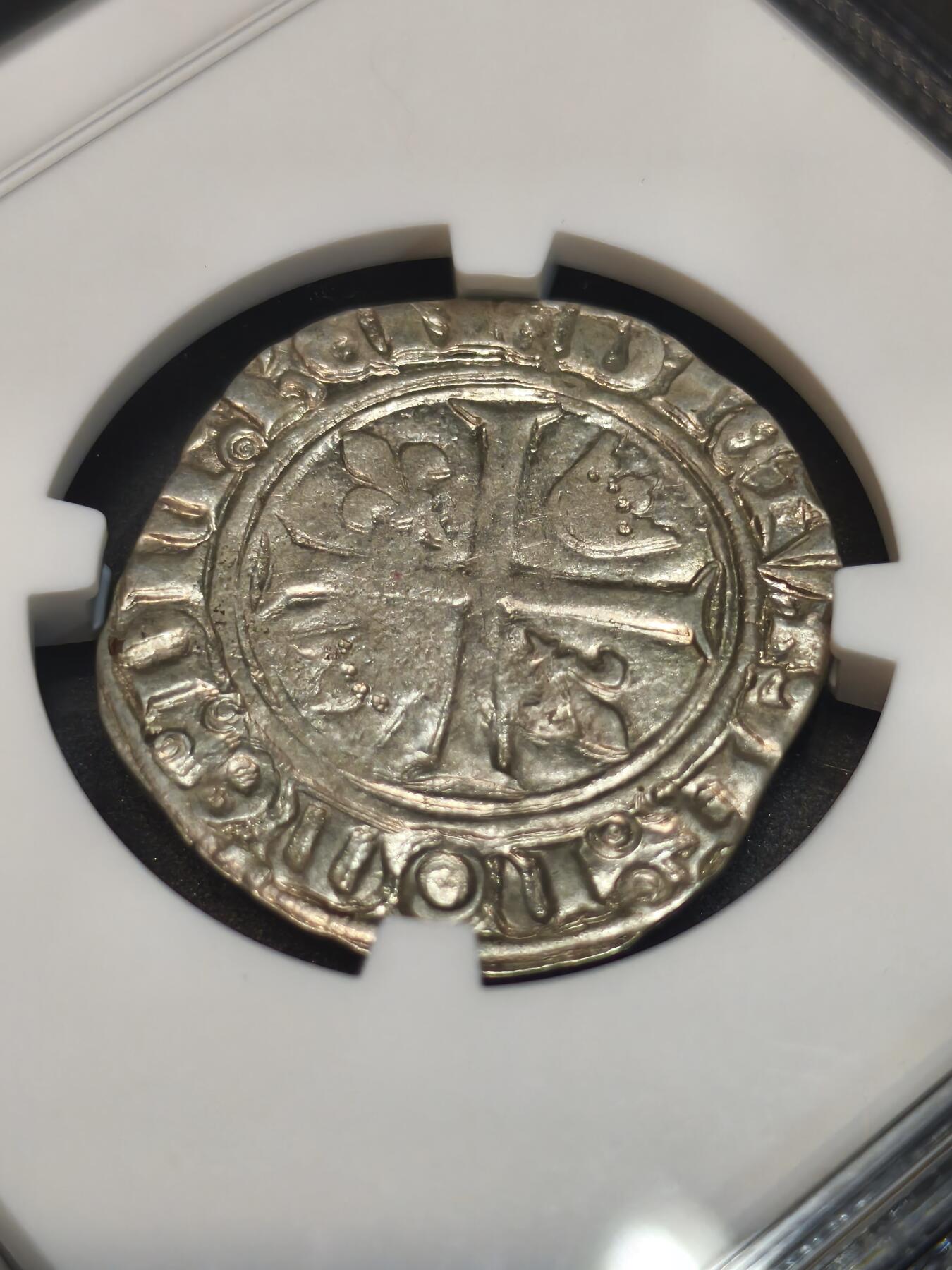 国内外机制币银元拍场 小精品场 NGC AU58 中世纪特殊标签 法国查理六世 Blanc银币 1380-1422年“疯王”查理时期 中世纪法国王权活化石 1380-1422年法国查理六世时期 正是圣女贞德活跃的百年战争时代 这枚银币是中世纪法国王权与动荡时局的直接见证 历史价值无可替代 正面鸢尾花盾徽 背面十字宗教铭文 