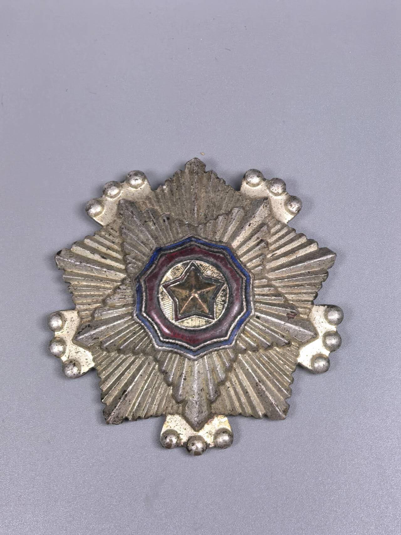 小驴勋章奖章收藏3月21日周六晚六点拍卖（珍爱和平，收藏战争，铭记历史，勿忘国耻，忠党爱国。有偿代拍，送拍规则在简介最后，参拍须阅读规则后再参拍，关系到运费包装发货时效真假辨别等关键信息，拍卖时不再发原图，看大图店主微信码在拍卖店铺介绍里） 曹县三级国旗勋章竖针版