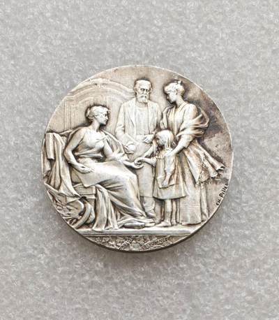 瓶子🏺第233期拍卖会 -  法国19世纪新艺术风格储蓄银行银章，来自法国塞格雷（Segré）储蓄银行（Caisse d'Épargne de Segré），由法国著名章牌雕刻家 Charles Pillet（夏尔·皮莱，1869–1960） 创作