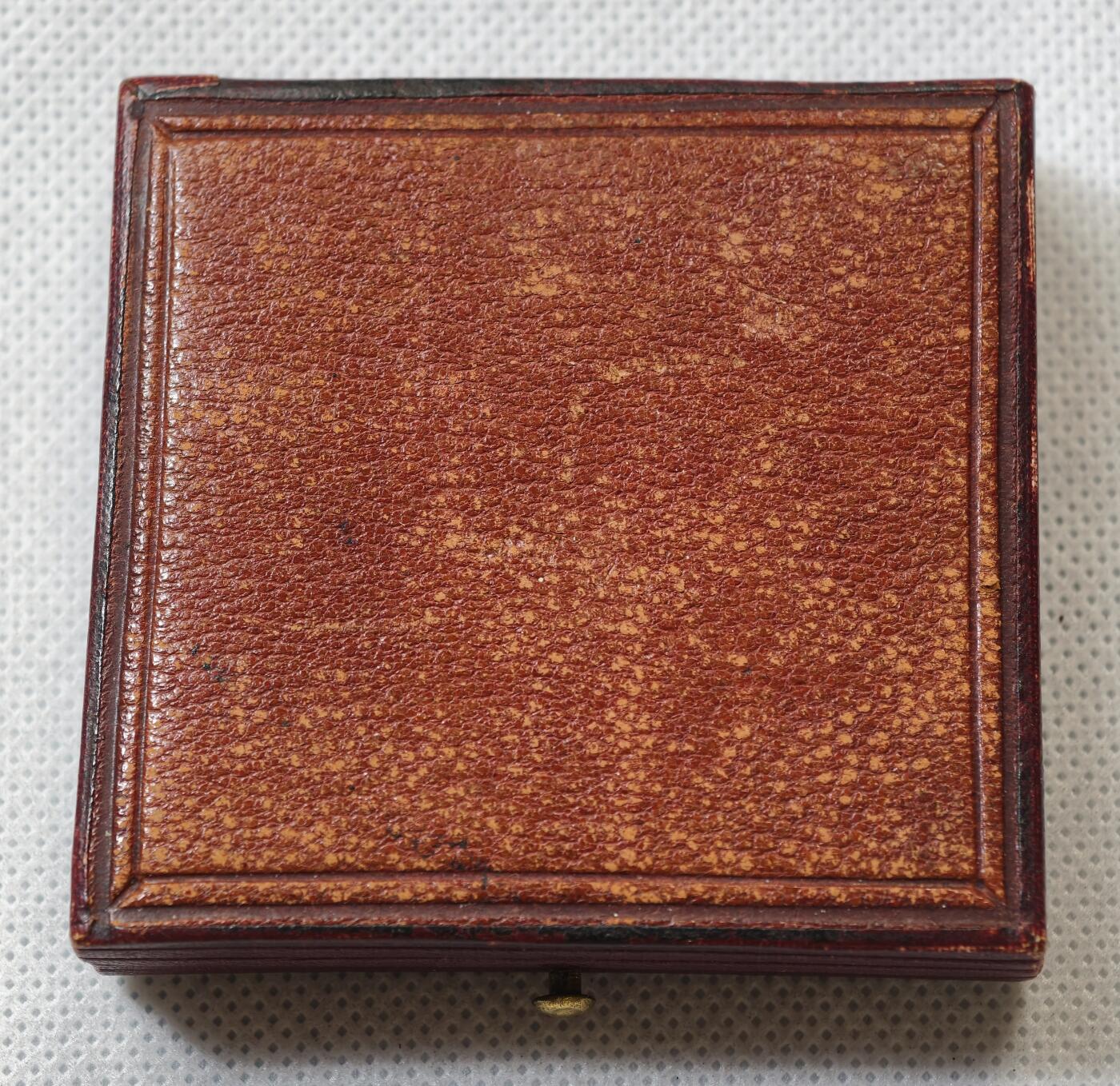 甄臻铺-世界币章拍卖（第55期），3月28日甄品场（直播拍卖）拍品征集中，送拍享返佣金等优惠多多 1891年奥地利维也纳商科学校颁发的银质奖章，直径43毫米，重21.9克，带原装皮盒。正面刻有“DIE WIENER GEMEINDE HANDELSCHULE”，背面“AUSGEZEICHNETEN SCHÜLER Hugo Winkler 1891”，环绕花环装饰，工艺精细，银质，包浆自然