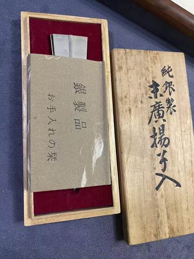 日日生财—方圆世界（全场包邮） - 日本回流纯银牙签盒 重27.1克 尺寸约11.3x2.4x0.8cm 表面有自然氧化，擦拭即可恢复光泽。
