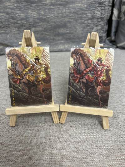 喜灰玩卡拍卖第五期，接拍品0佣金，欢迎送拍，释放现金流，让自己有资金可以购买更多喜欢的卡牌，让别的卡友能淘到更多心仪的卡牌 - 卡德曼 谷粒老师绘 扈三娘38号 A、B两色限编134/300、191/300 折光粗闪两张