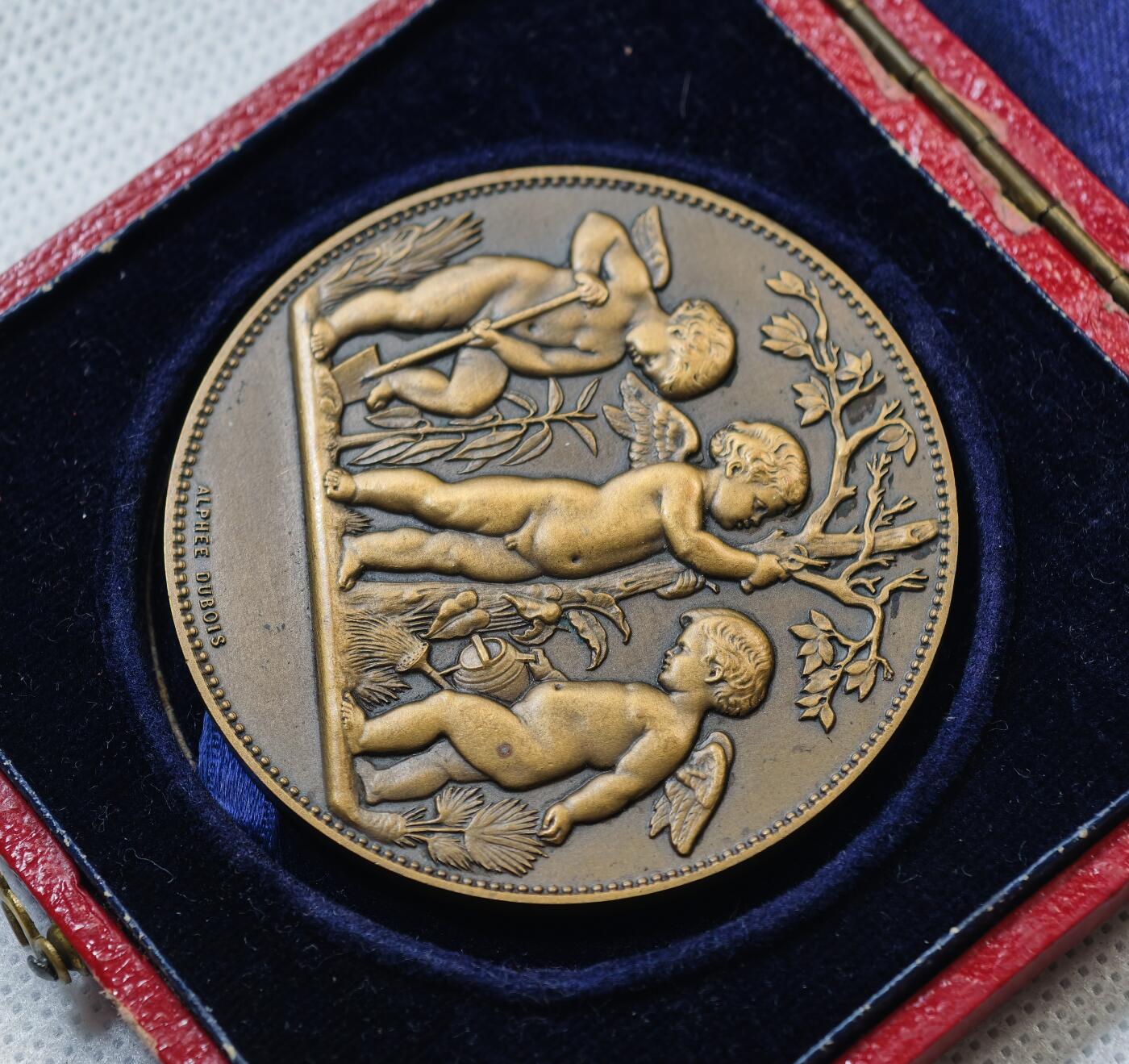 甄臻铺-世界币章拍卖（第55期），3月28日甄品场（直播拍卖）拍品征集中，送拍享返佣金等优惠多多