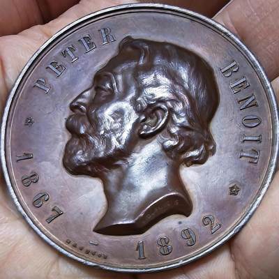 3月19日 🌏全球币章 - 珍品:1892年 比利时《安特卫普弗拉芒音乐学校25周年庆典》（今皇家弗拉芒音乐学院）50㎜大铜章 作曲家 Peter Benoit (1834-1901) 是比利时国宝级作曲家，弗拉芒民族乐派的复兴之父，1867年创办了安特卫普弗拉芒音乐学校，纪念他执掌该校25周年。著名法国雕刻师Louis Dupuis签名（新艺术运动时期法国顶尖章牌艺术家） 