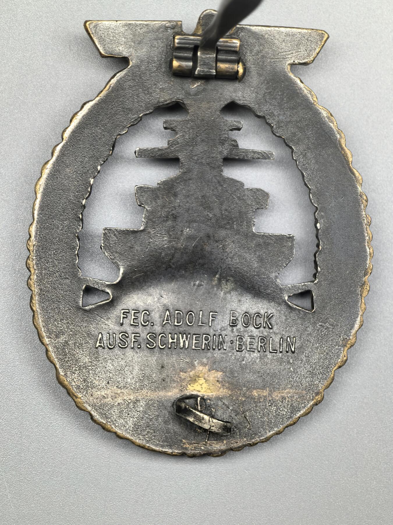 小驴勋章奖章收藏3月21日周六晚六点拍卖（珍爱和平，收藏战争，铭记历史，勿忘国耻，忠党爱国。有偿代拍，送拍规则在简介最后，参拍须阅读规则后再参拍，关系到运费包装发货时效真假辨别等关键信息，拍卖时不再发原图，看大图店主微信码在拍卖店铺介绍里） 得三海军公海舰队奖章，早期tombak铜质镀银镀金，标准施未林Adolf Bock/Schwerin第1版，背打Fec.Adolf Bock/Ausf.Schwerin.Berlin厂标，轻微佩戴好品