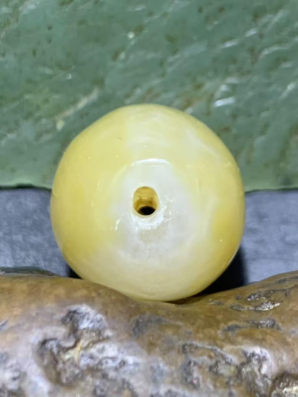 精美冰飘冻料战国红玛瑙随形桶珠一颗