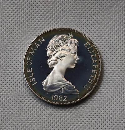 甄臻铺-世界币章拍卖（第55期），3月28日甄品场（直播拍卖）拍品征集中，送拍享返佣金等优惠多多 - 1982年马恩岛1克朗精制银币，FIFA世界杯主题，预热品种，发行量1.5万枚，28.5克925银