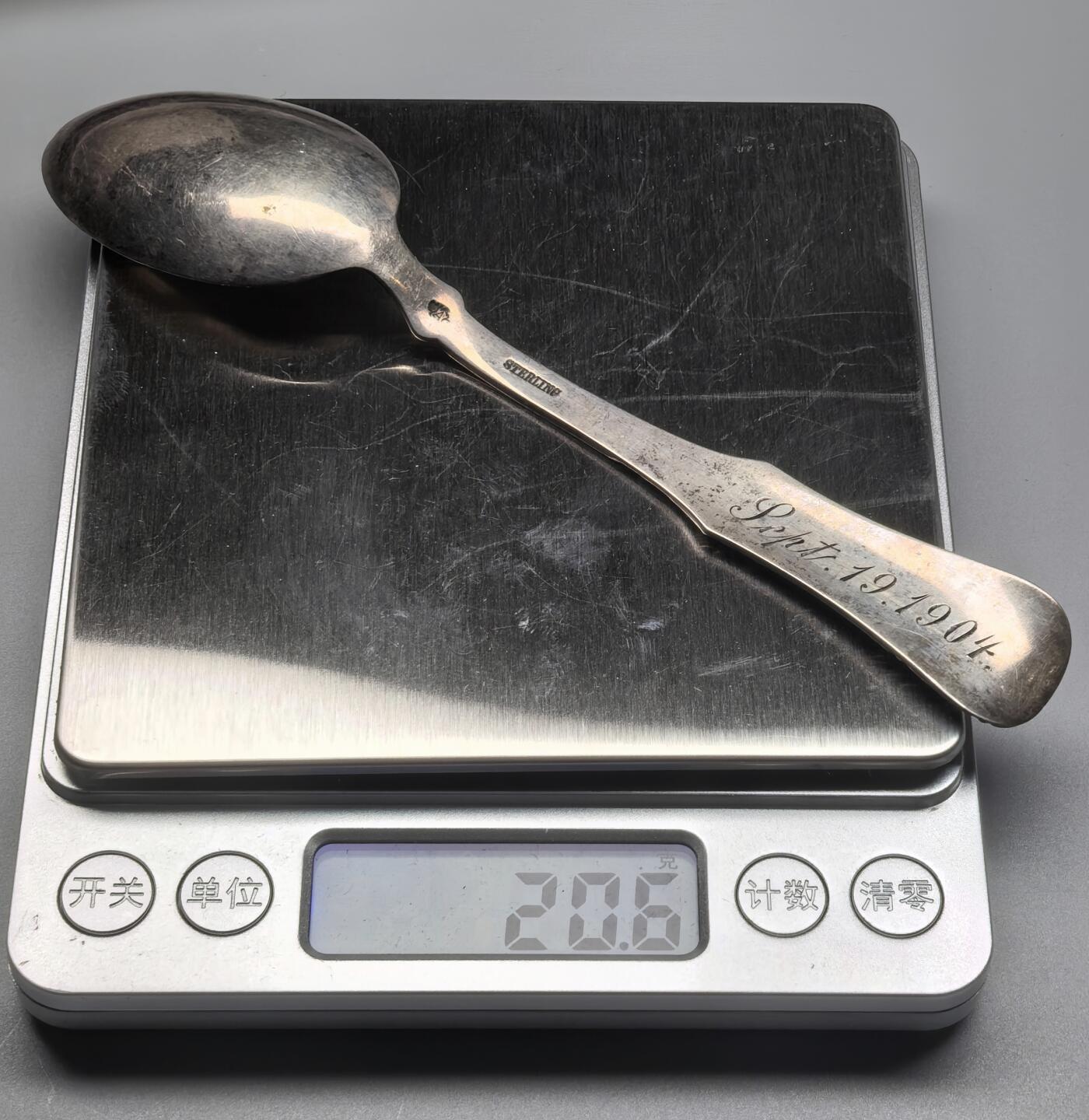 小驴勋章奖章收藏3月21日周六晚六点拍卖（珍爱和平，收藏战争，铭记历史，勿忘国耻，忠党爱国。有偿代拍，送拍规则在简介最后，参拍须阅读规则后再参拍，关系到运费包装发货时效真假辨别等关键信息，拍卖时不再发原图，看大图店主微信码在拍卖店铺介绍里） 美国925银银勺，1904年美国匹兹堡大学纪念银勺，20.6克