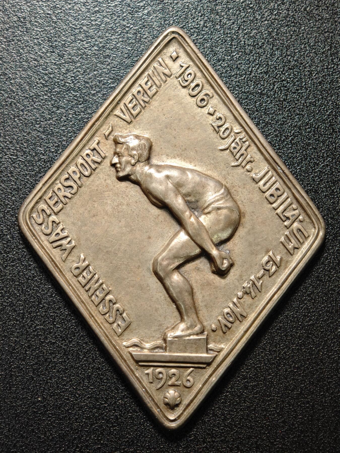 【德藏】世界币章拍卖第168期（拍品征集中~欢迎藏友联系） 1926-27年 德国魏玛共和国时期德国游泳赛事菱形纪念徽章 带盒 直径约：57.6mm×76.5mm/左，58.7mm×77.8mm/右；重约：43.1/左，63.1g/右