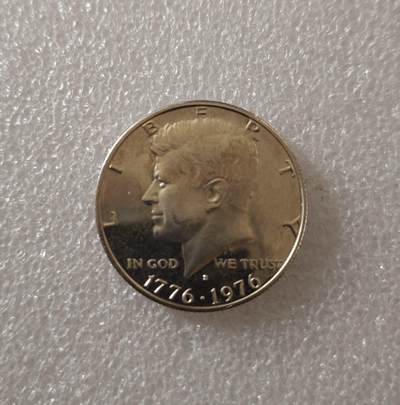 瓶子🏺第233期拍卖会 -  美国建国200周年肯尼迪半美元精制银币40%含银量（1776-1976）详细资料   这是一枚为纪念美国独立200周年发行的肯尼迪半美元（Kennedy Half Dollar）美国建国200周年纪念币系列