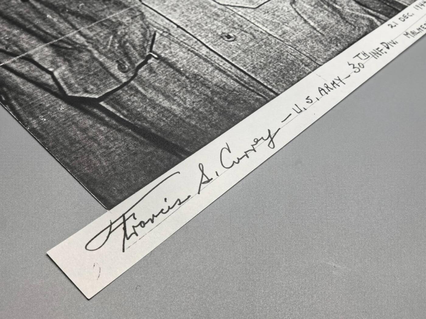 小驴勋章奖章收藏3月21日周六晚六点拍卖（珍爱和平，收藏战争，铭记历史，勿忘国耻，忠党爱国。有偿代拍，送拍规则在简介最后，参拍须阅读规则后再参拍，关系到运费包装发货时效真假辨别等关键信息，拍卖时不再发原图，看大图店主微信码在拍卖店铺介绍里） 二战美国陆军第30步兵师自动步枪手（勃朗宁轻机枪），参与突出部战役作战，巴祖卡打坦克，荣誉勋章获得者弗朗西斯·谢尔曼·柯里中士战后签名照A4裁切，送一段40分钟老先生的采访视频中标后加我微信找我传，美军二战期间一共颁发472枚荣誉勋章，比骑士铁十字少很多，eBay参考价50美金不含邮，比较有趣的荣誉：纽约南伯利恒的柯里大道（Currey Ave），98年首款荣誉勋章G.I. Joe人偶以柯瑞为原型