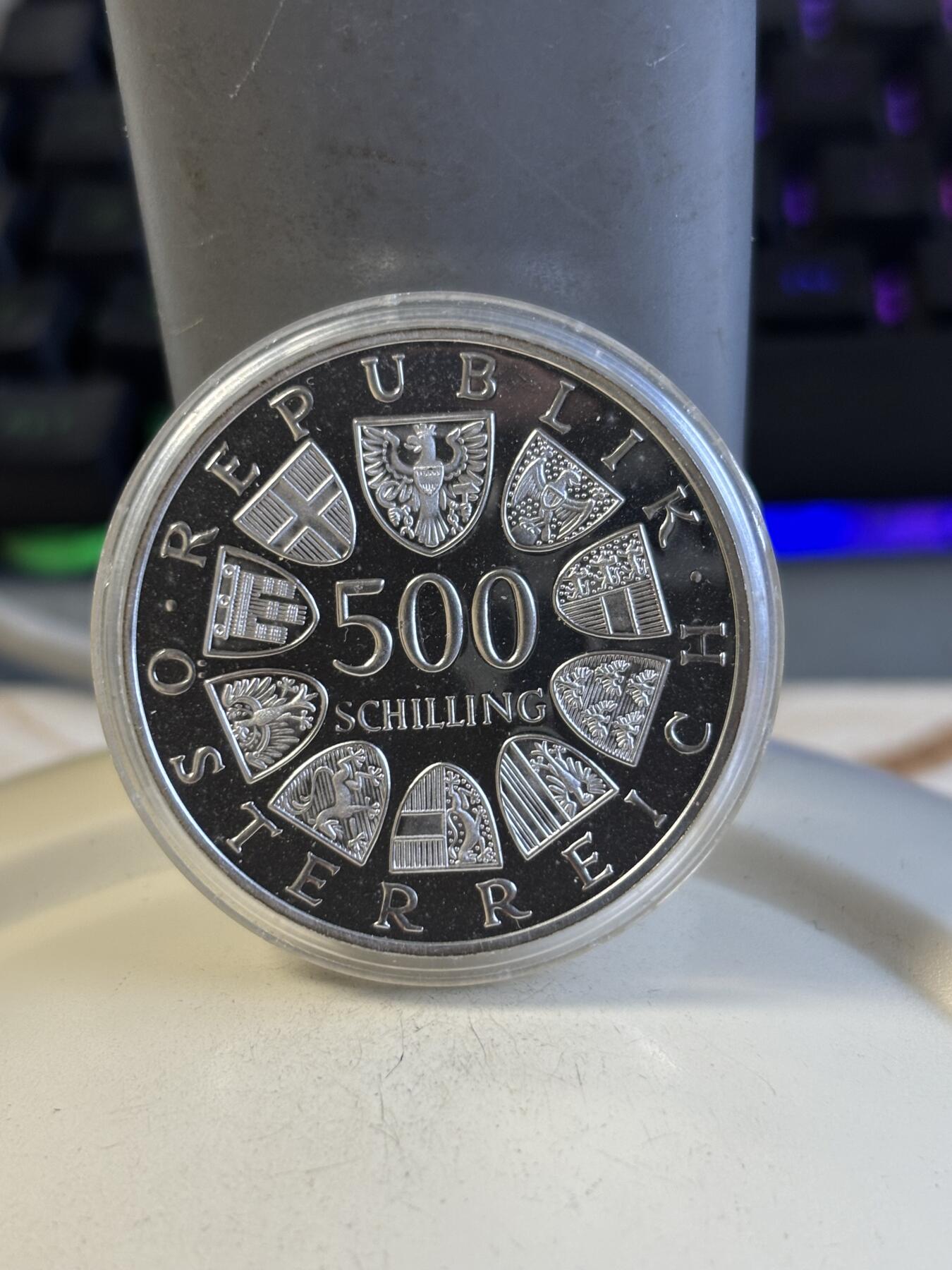 第194期拍卖 奥地利1985年40年和平纪念银币，24克，925银，塑料盒有瑕疵