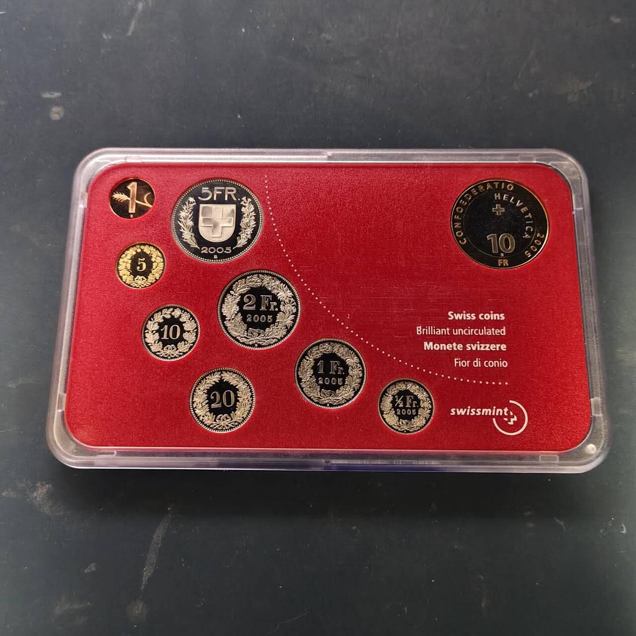 【全场包邮】纯粹捡漏拍513场 瑞士2005年官方红盒精制套币-含10法郎少女峰双色纪念币