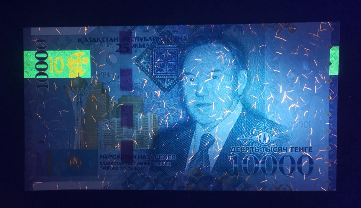 《艾美收藏》第237期-3.22周日外币强钞白金场 哈萨克斯坦2016年AA冠10000坚戈UNC数三全偶数 有出厂自带的极轻微压痕 独立25周年纪念钞 少见品种