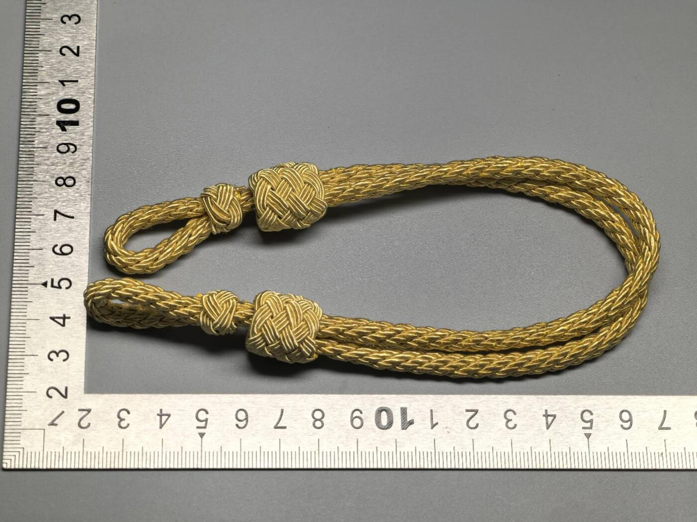 小驴勋章奖章收藏3月21日周六晚六点拍卖（珍爱和平，收藏战争，铭记历史，勿忘国耻，忠党爱国。有偿代拍，送拍规则在简介最后，参拍须阅读规则后再参拍，关系到运费包装发货时效真假辨别等关键信息，拍卖时不再发原图，看大图店主微信码在拍卖店铺介绍里） 现代工艺品 金色帽绳 非原品 （送拍方备注为杨克厂复刻）