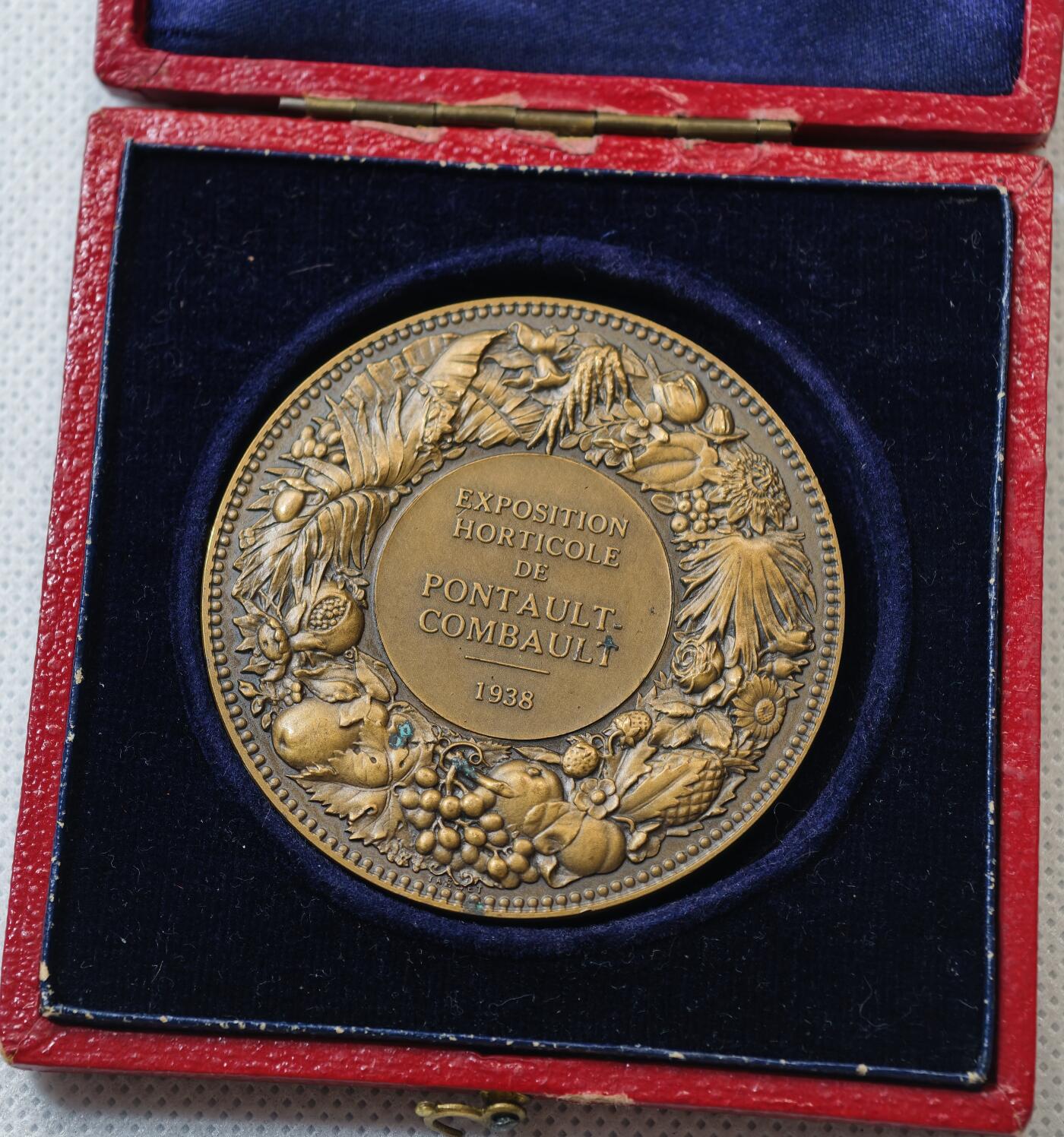 甄臻铺-世界币章拍卖（第55期），3月28日甄品场（直播拍卖）拍品征集中，送拍享返佣金等优惠多多