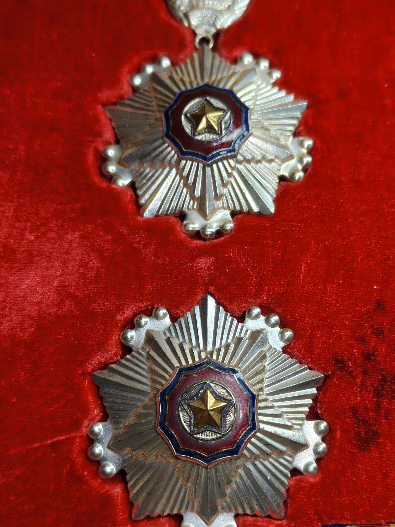 蜀地medal徽章收藏 春季精品拍场 朝鲜罕见 三级国旗勋章外授版皮盒一套