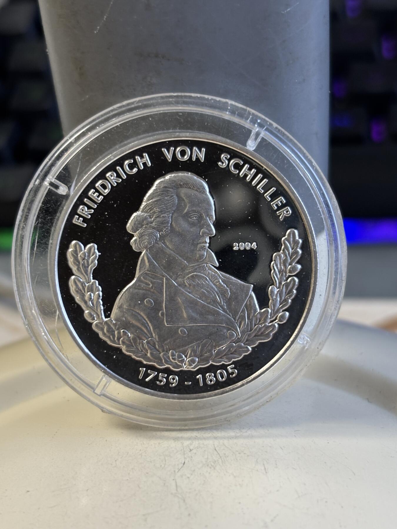 第194期拍卖 多哥2004年历史人物弗里德里希·冯·精制纪念银币，999银，15克，发行5000枚，塑料盒有裂痕，币有白斑，