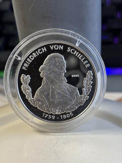 第194期拍卖 - 多哥2004年历史人物弗里德里希·冯·精制纪念银币，999银，15克，发行5000枚，塑料盒有裂痕，币有白斑，