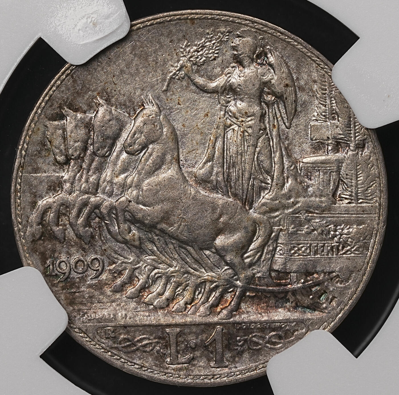 修遠堂世界钱币第108期 NGC AU55 1909年意大利马车1里拉银币，少见的早期圈版年份
