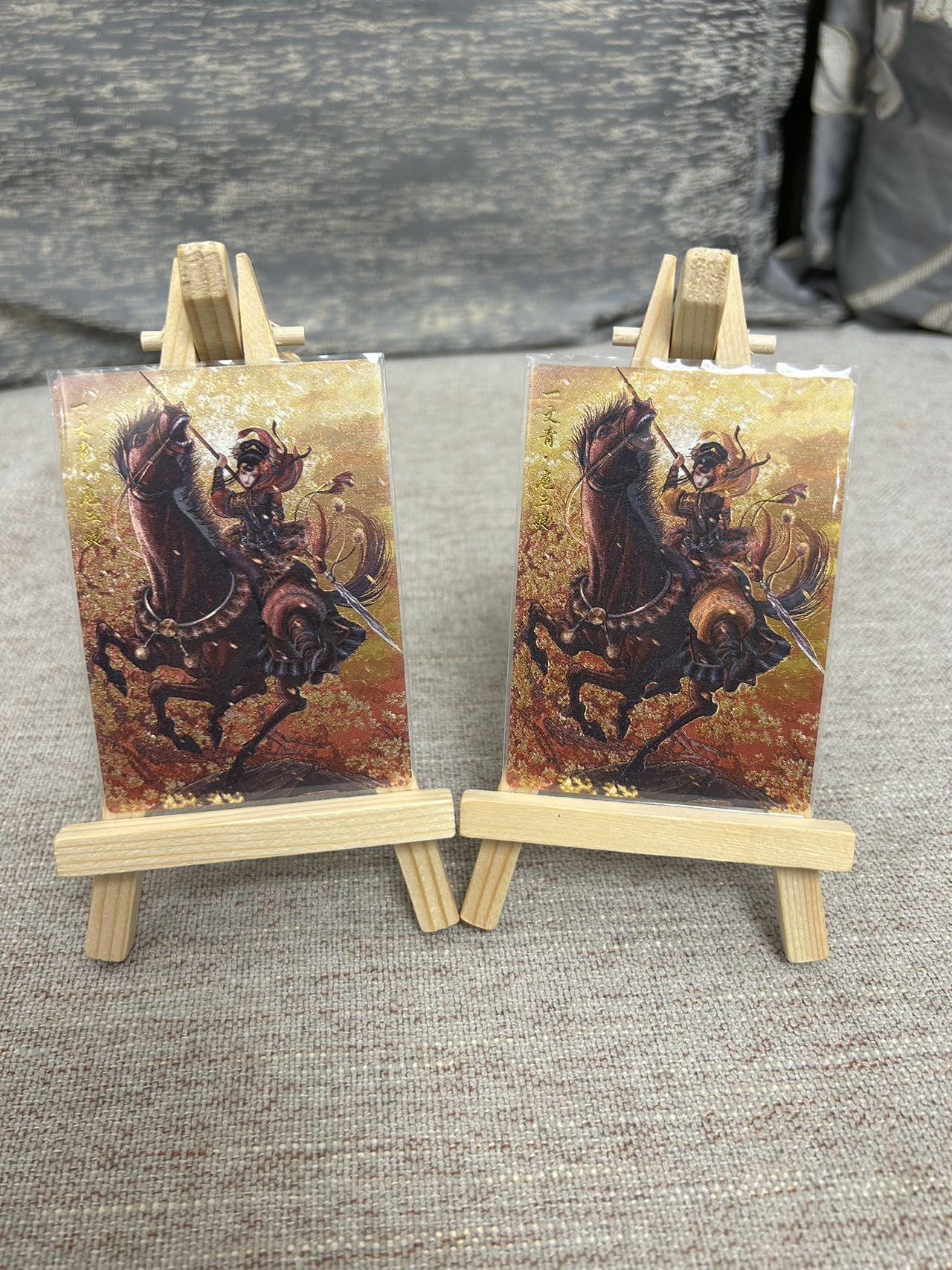 喜灰玩卡拍卖第五期，接拍品0佣金，欢迎送拍，释放现金流，让自己有资金可以购买更多喜欢的卡牌，让别的卡友能淘到更多心仪的卡牌 卡德曼 谷粒老师绘 扈三娘 58号A、B两色 限编180/300、127/300编 折光粗闪