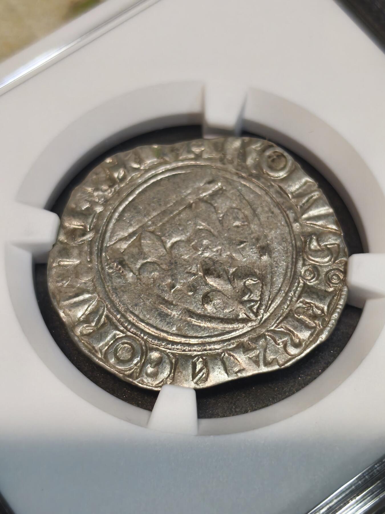 国内外机制币银元拍场 小精品场 NGC AU58 中世纪特殊标签 法国查理六世 Blanc银币 1380-1422年“疯王”查理时期 中世纪法国王权活化石 1380-1422年法国查理六世时期 正是圣女贞德活跃的百年战争时代 这枚银币是中世纪法国王权与动荡时局的直接见证 历史价值无可替代 正面鸢尾花盾徽 背面十字宗教铭文 