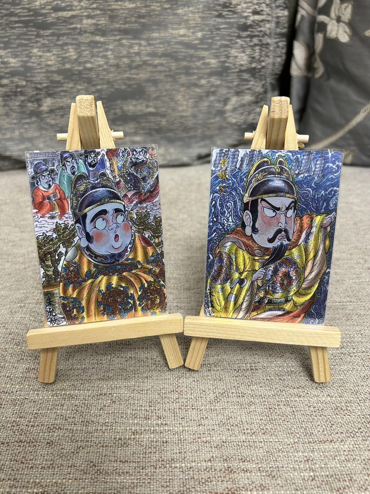 喜灰玩卡拍卖第五期，接拍品0佣金，欢迎送拍，释放现金流，让自己有资金可以购买更多喜欢的卡牌，让别的卡友能淘到更多心仪的卡牌 卡德曼 明帝系列 山丘老师绘 朱允炆、朱载垕 半粗工艺一组两张