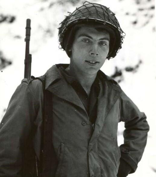 小驴勋章奖章收藏3月21日周六晚六点拍卖（珍爱和平，收藏战争，铭记历史，勿忘国耻，忠党爱国。有偿代拍，送拍规则在简介最后，参拍须阅读规则后再参拍，关系到运费包装发货时效真假辨别等关键信息，拍卖时不再发原图，看大图店主微信码在拍卖店铺介绍里） 二战美国陆军第30步兵师自动步枪手（勃朗宁轻机枪），参与突出部战役作战，巴祖卡打坦克，荣誉勋章获得者弗朗西斯·谢尔曼·柯里中士战后签名照A4裁切，送一段40分钟老先生的采访视频中标后加我微信找我传，美军二战期间一共颁发472枚荣誉勋章，比骑士铁十字少很多，eBay参考价50美金不含邮，比较有趣的荣誉：纽约南伯利恒的柯里大道（Currey Ave），98年首款荣誉勋章G.I. Joe人偶以柯瑞为原型