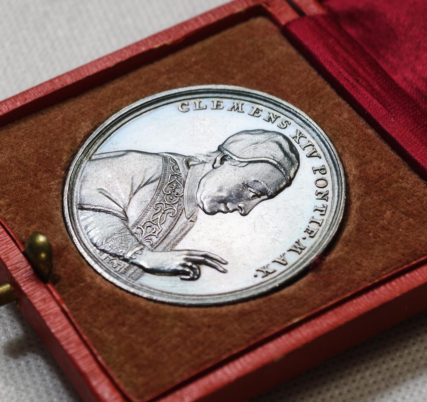 甄臻铺-世界币章拍卖（第55期），3月28日甄品场（直播拍卖）拍品征集中，送拍享返佣金等优惠多多 1783年教皇国为纪念教皇克雷芒十四世废除耶稣会银质纪念章 21.9克 44.3mm 带盒