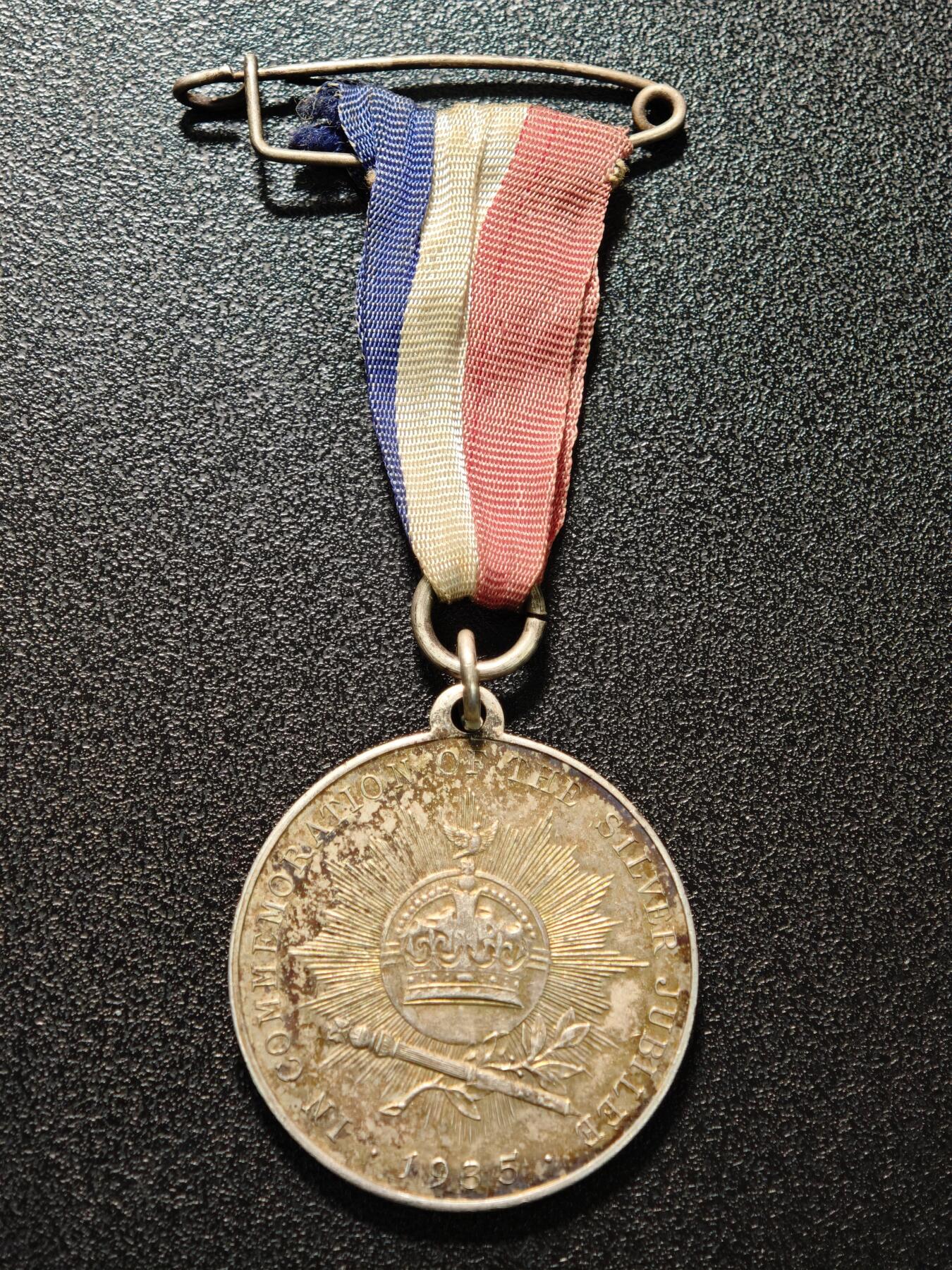 【德藏】世界币章拍卖第168期（拍品征集中~欢迎藏友联系） 1935年 英国乔治五世与玛丽王后银禧纪念银章 直径约：31.1mm；重约：15.6g