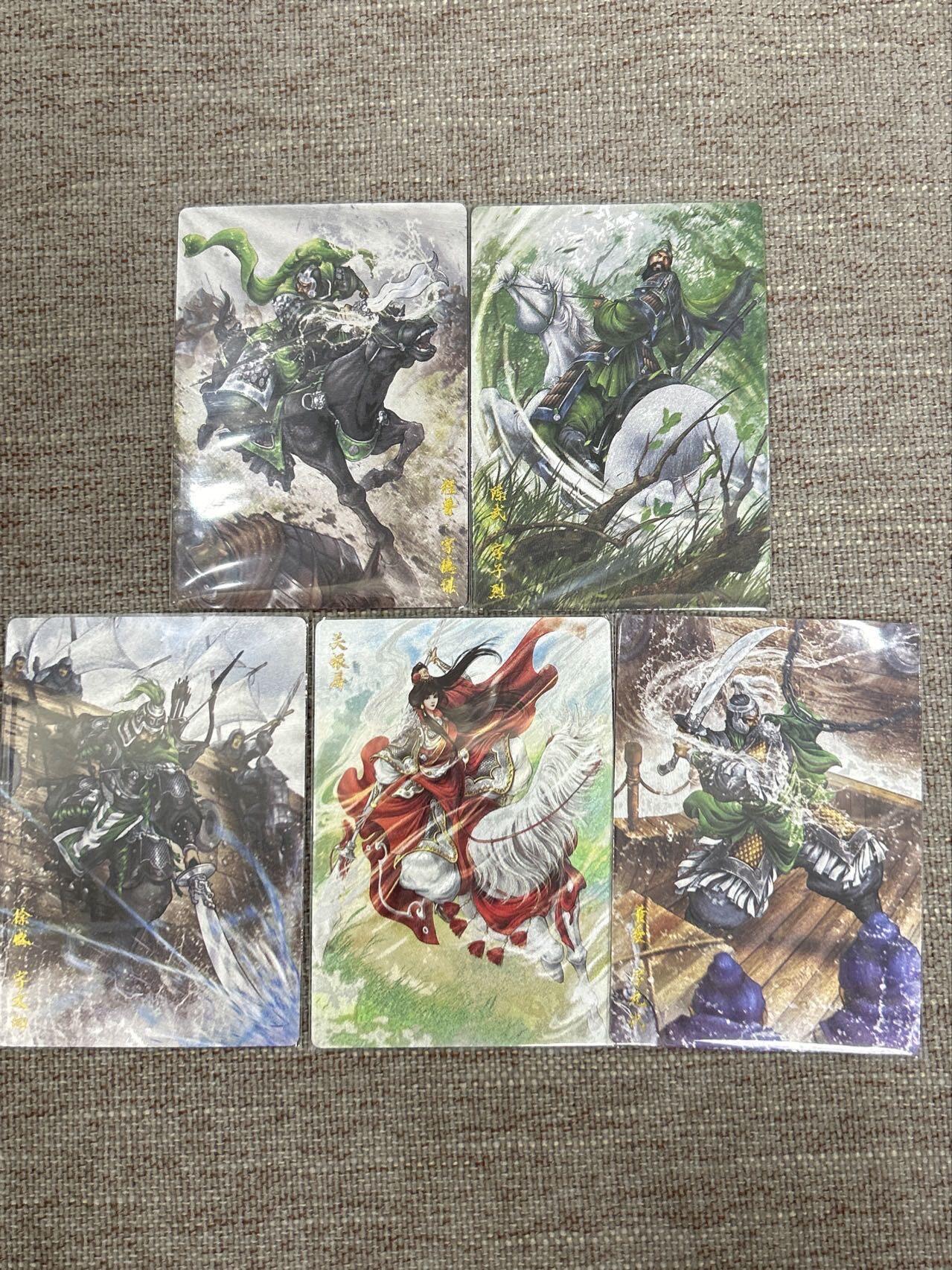 喜灰玩卡拍卖第五期，接拍品0佣金，欢迎送拍，释放现金流，让自己有资金可以购买更多喜欢的卡牌，让别的卡友能淘到更多心仪的卡牌 卡德曼 三国演义 谷粒老师绘 程普、陈武、董袭、徐盛、关银屏 折光粗闪一组五张