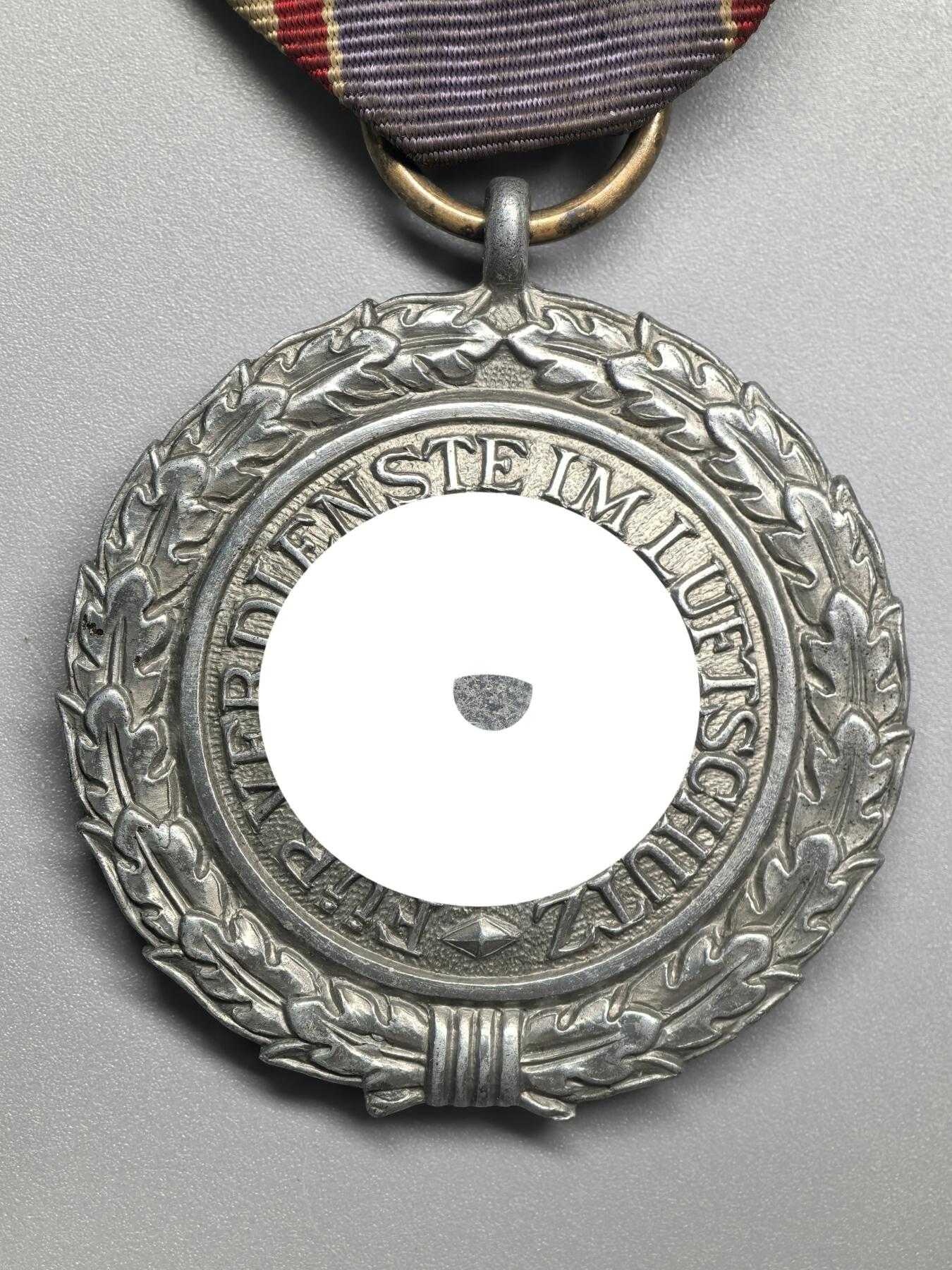 小驴勋章奖章收藏3月21日周六晚六点拍卖（珍爱和平，收藏战争，铭记历史，勿忘国耻，忠党爱国。有偿代拍，送拍规则在简介最后，参拍须阅读规则后再参拍，关系到运费包装发货时效真假辨别等关键信息，拍卖时不再发原图，看大图店主微信码在拍卖店铺介绍里） 得三二级空袭防御奖章，早期合金材质，长绶带