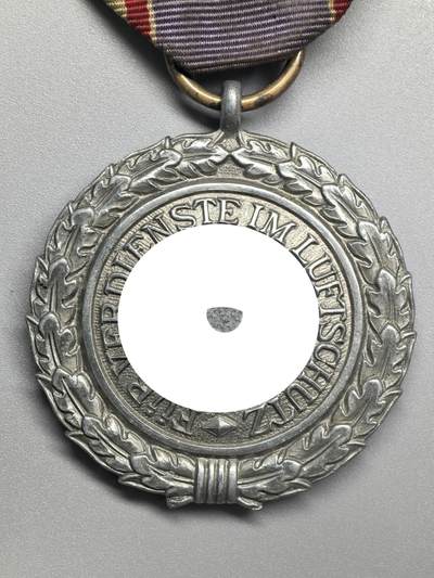 小驴勋章奖章收藏3月21日周六晚六点拍卖（珍爱和平，收藏战争，铭记历史，勿忘国耻，忠党爱国。有偿代拍，送拍规则在简介最后，参拍须阅读规则后再参拍，关系到运费包装发货时效真假辨别等关键信息，拍卖时不再发原图，看大图店主微信码在拍卖店铺介绍里） - 得三二级空袭防御奖章，早期合金材质，长绶带