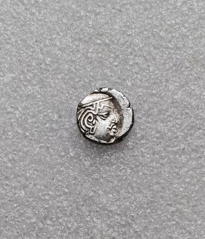 瓶子🏺第233期拍卖会 - 公元395年  西萨特拉普王朝（西郡太守）古印度西萨特拉普王朝（Western Kshatrapas）的小型银币，俗称“西郡太守银币”，属于丝绸之路沿线的重要货币类型