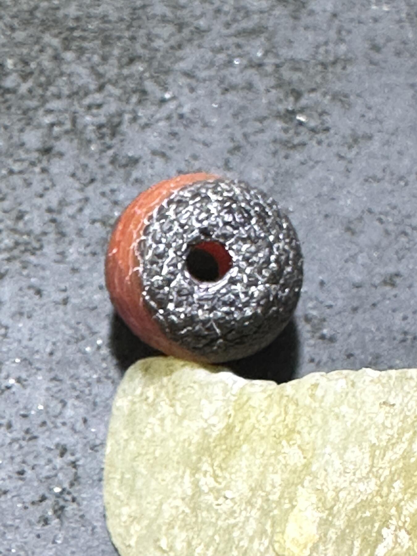 高玉化龙鳞风化纹缠丝玛瑙随形桶珠一颗，