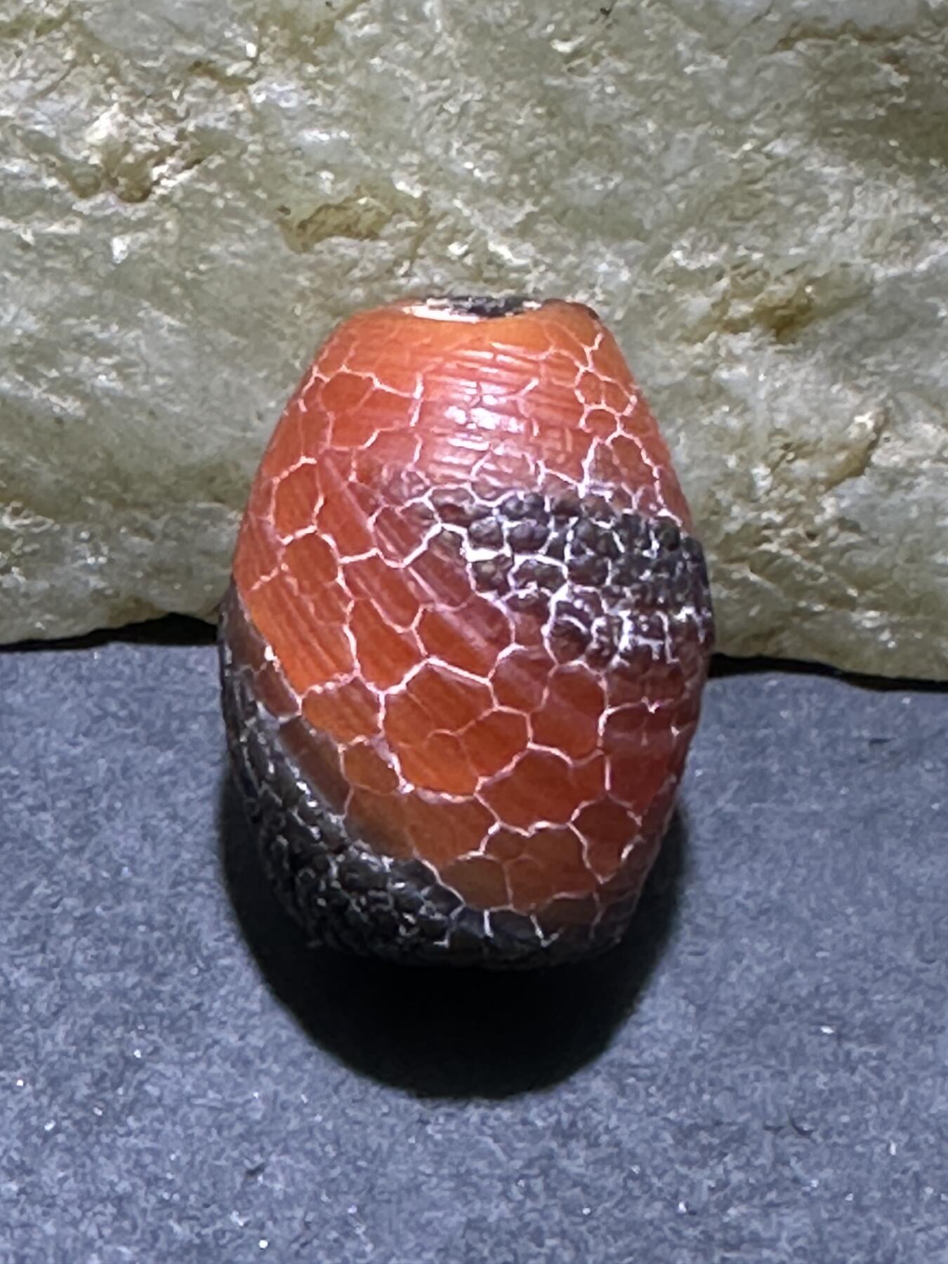 高玉化龙鳞风化纹缠丝玛瑙随形桶珠一颗，