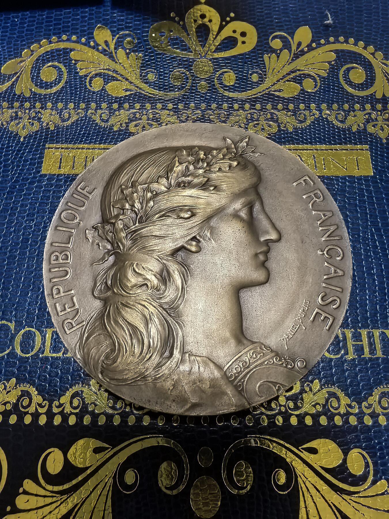 长老汇马年精选第十二场拍卖 法国共和联盟玛丽安娜大铜章，141.71克，70MM，原盒，雕刻师杜波依斯的作品