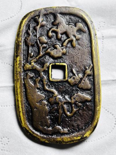 文馨钱币收藏第 297 场，银币，古钱币，铜元场，长期接代拍业务 - 少见日本 七百 越能通用 马踏梅花花钱，直径 78.5 宽 47.6 厚 3.3 重 78.9 克