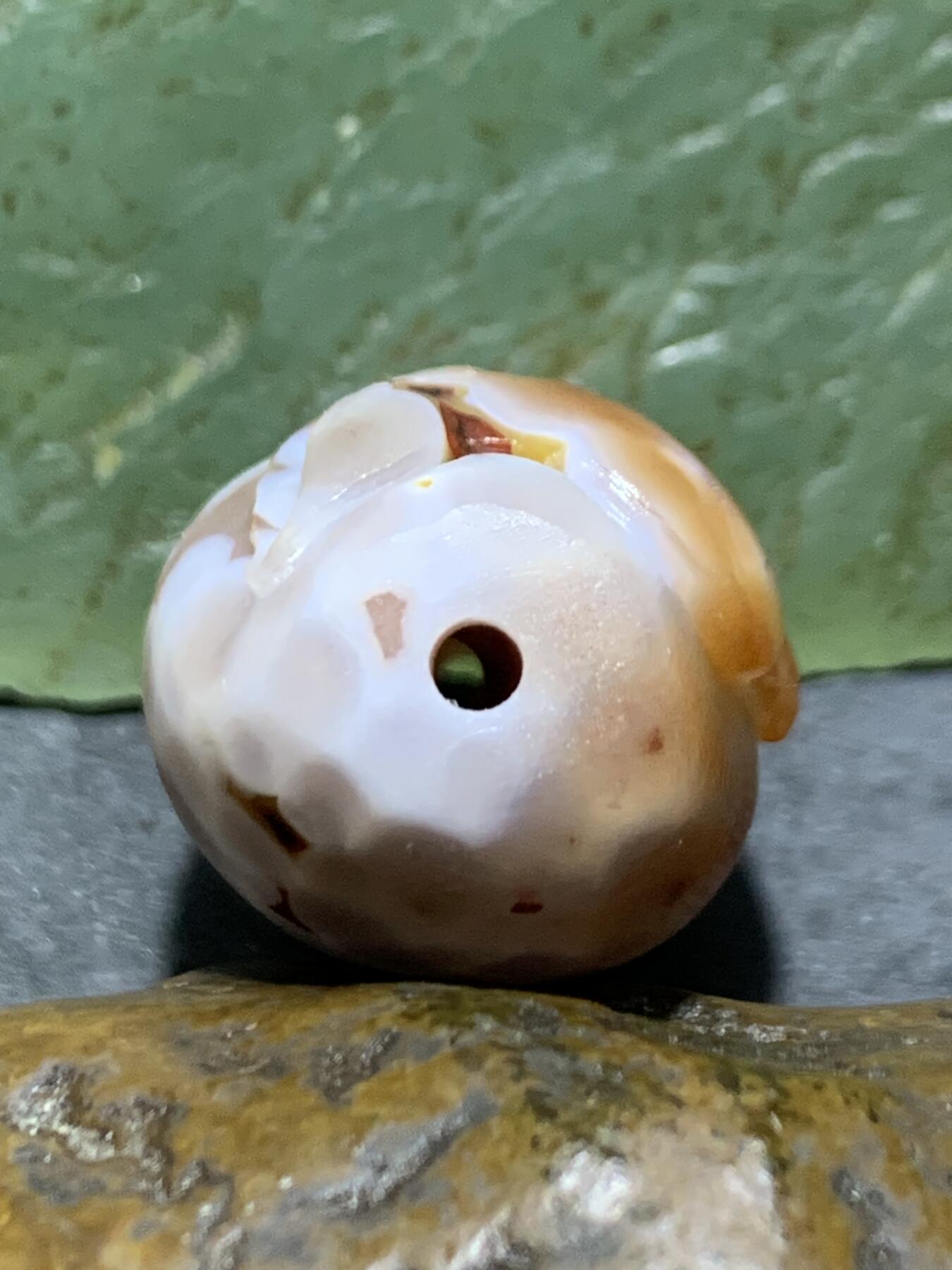 精美亚光高玉化气泡纹战国红玛瑙手工俏色巧雕玉兔勒子一颗！